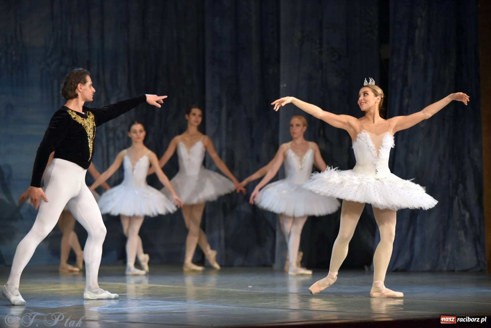 Zdjęcie w galerii na portalu naszraciborz.pl: Jezioro łabędzie. Arcydzieło Czajkowskiego na deskach RCK wiadomości z regionu