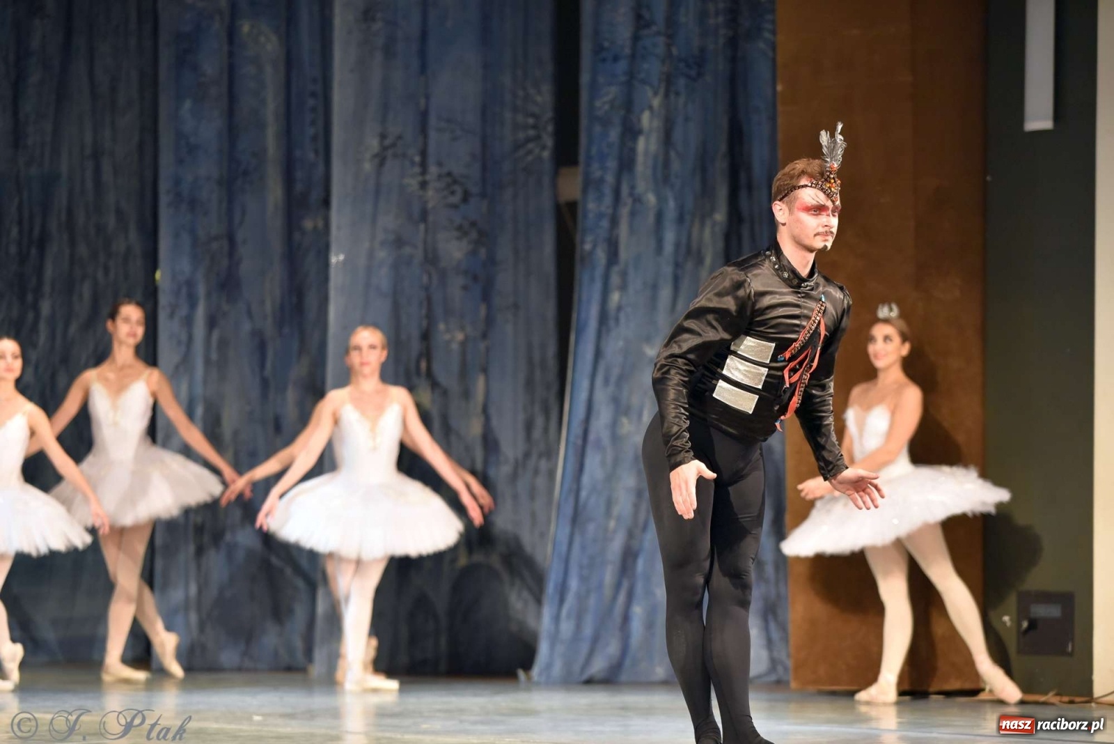 Zdjęcie w galerii na portalu naszraciborz.pl: Jezioro łabędzie. Arcydzieło Czajkowskiego na deskach RCK wiadomości z regionu