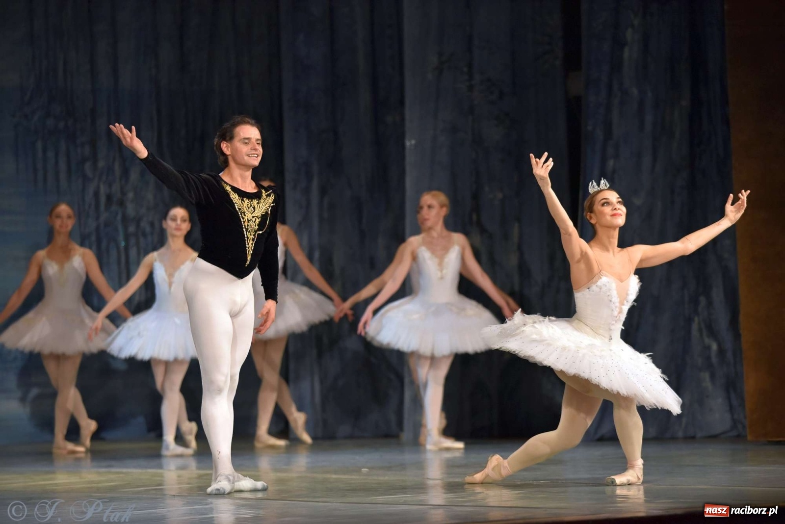 Zdjęcie w galerii na portalu naszraciborz.pl: Jezioro łabędzie. Arcydzieło Czajkowskiego na deskach RCK wiadomości z regionu