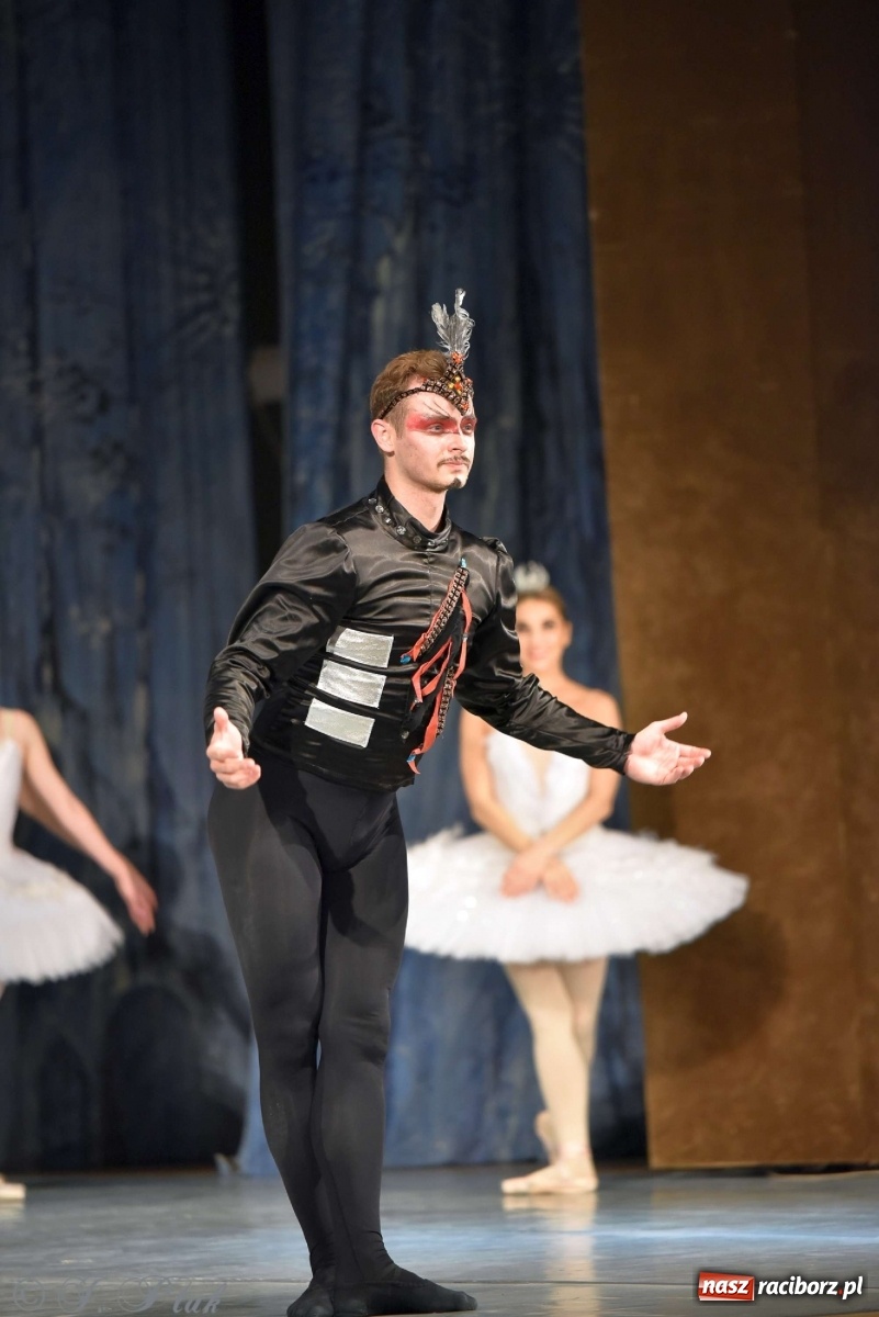 Zdjęcie w galerii na portalu naszraciborz.pl: Jezioro łabędzie. Arcydzieło Czajkowskiego na deskach RCK wiadomości z regionu