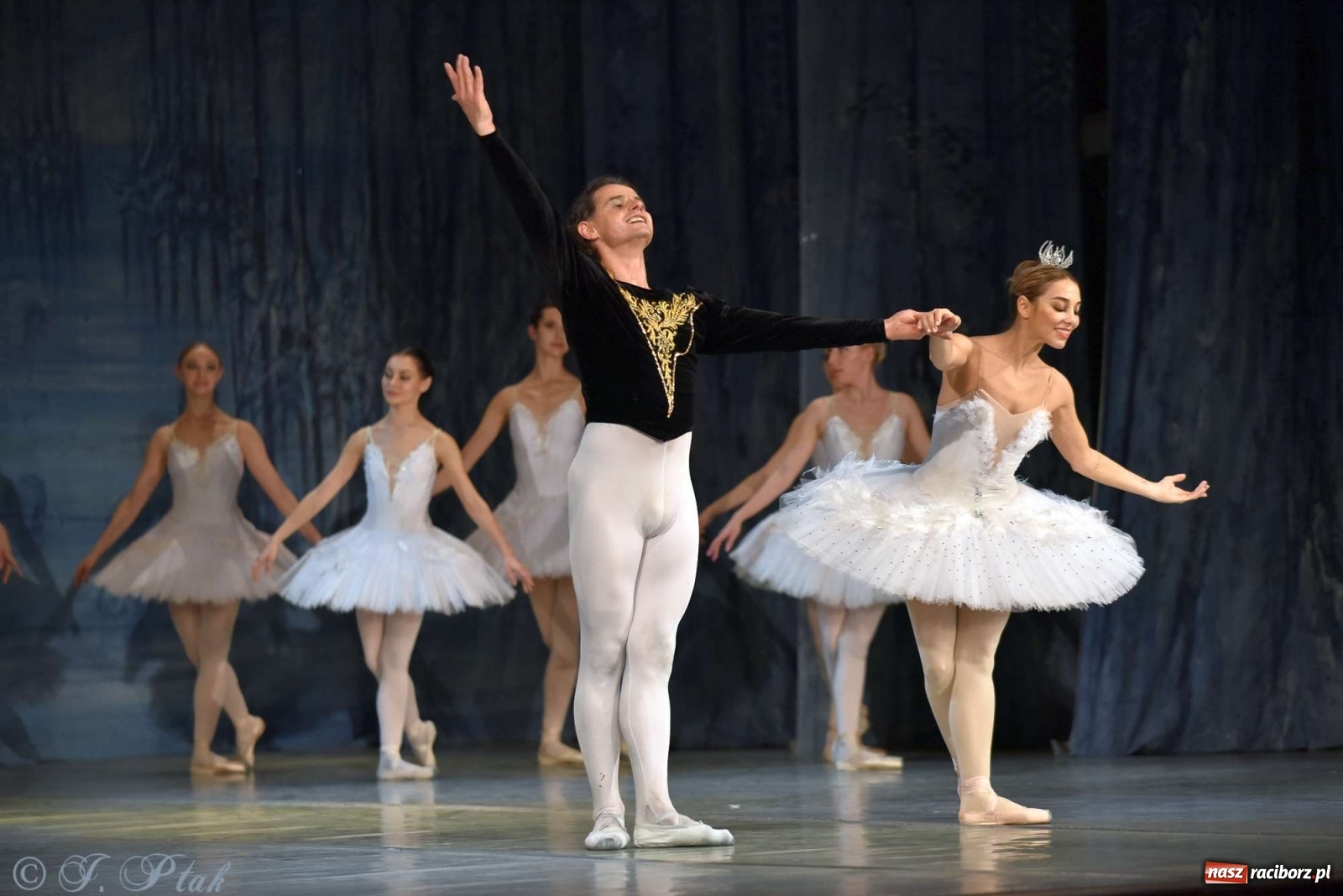 Zdjęcie w galerii na portalu naszraciborz.pl: Jezioro łabędzie. Arcydzieło Czajkowskiego na deskach RCK wiadomości z regionu