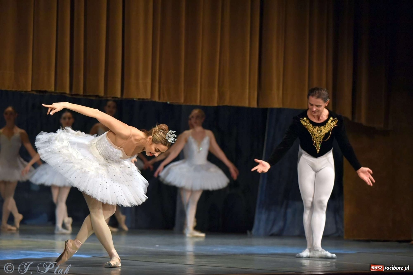 Zdjęcie w galerii na portalu naszraciborz.pl: Jezioro łabędzie. Arcydzieło Czajkowskiego na deskach RCK wiadomości z regionu