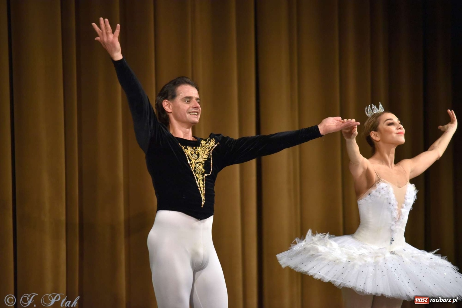 Zdjęcie w galerii na portalu naszraciborz.pl: Jezioro łabędzie. Arcydzieło Czajkowskiego na deskach RCK wiadomości z regionu