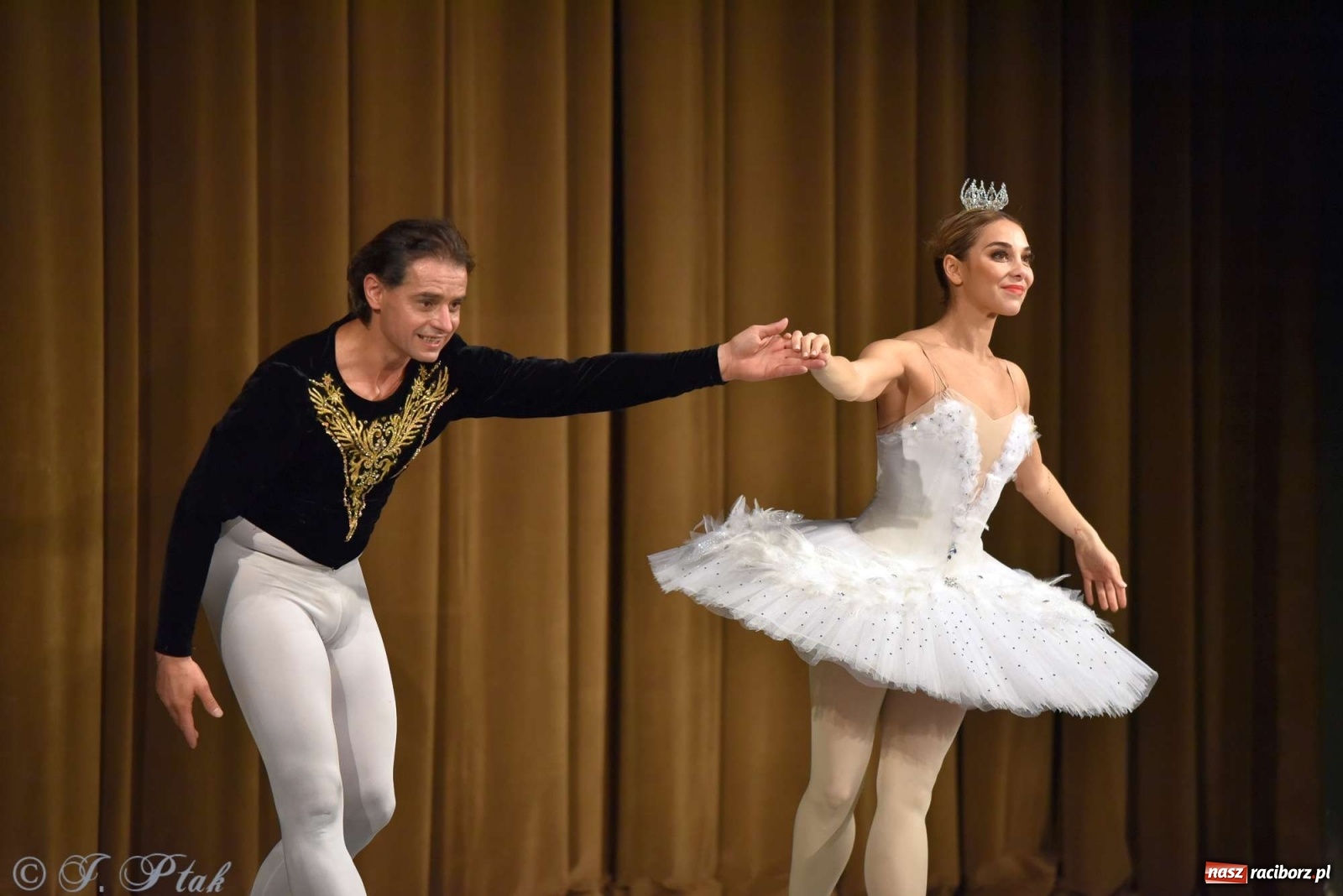 Zdjęcie w galerii na portalu naszraciborz.pl: Jezioro łabędzie. Arcydzieło Czajkowskiego na deskach RCK wiadomości z regionu