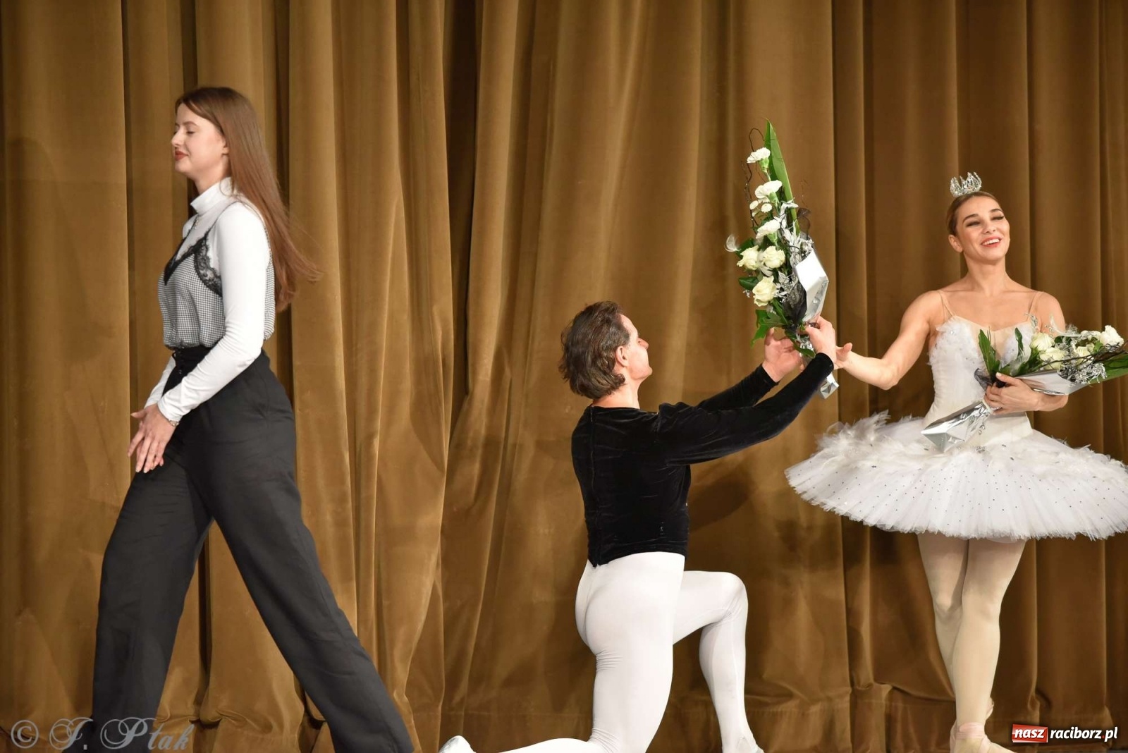 Zdjęcie w galerii na portalu naszraciborz.pl: Jezioro łabędzie. Arcydzieło Czajkowskiego na deskach RCK wiadomości z regionu