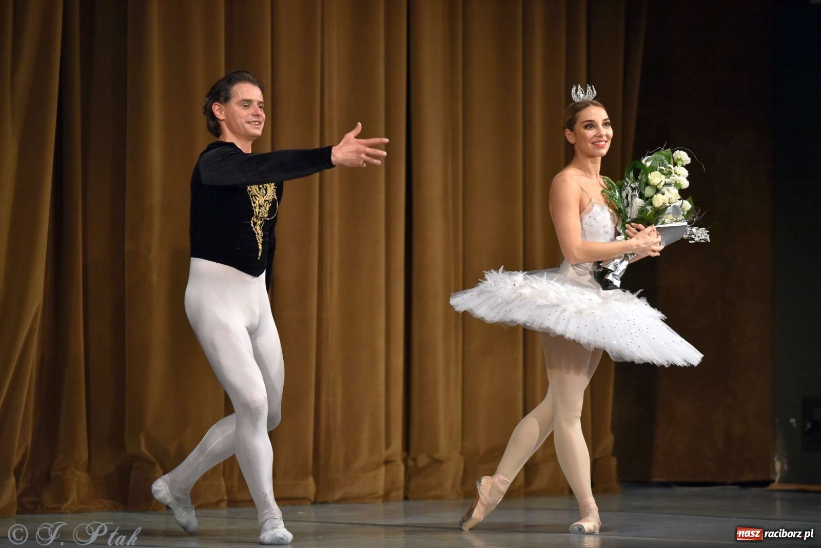 Zdjęcie w galerii na portalu naszraciborz.pl: Jezioro łabędzie. Arcydzieło Czajkowskiego na deskach RCK wiadomości z regionu