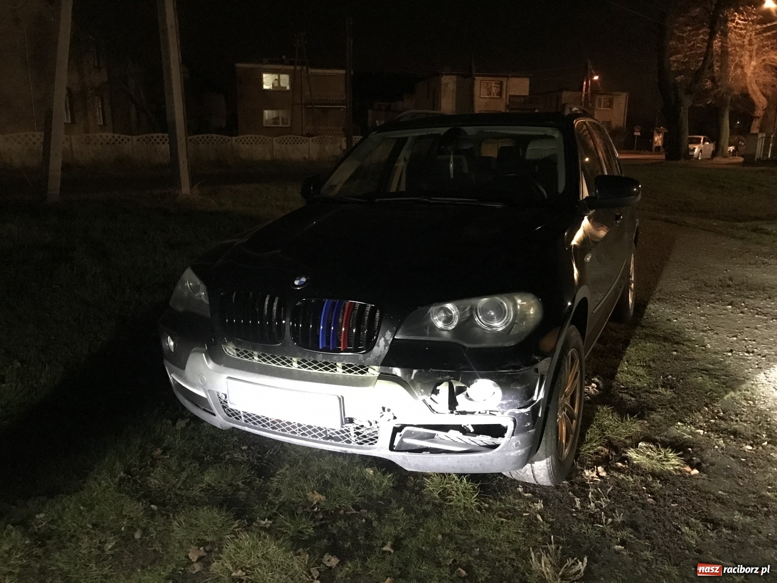 Zdjęcie w galerii na portalu naszraciborz.pl: Nietrzeźwy kierowca hyundaia staranował ogrodzenie w Nędzy [FOTO] wiadomości z regionu