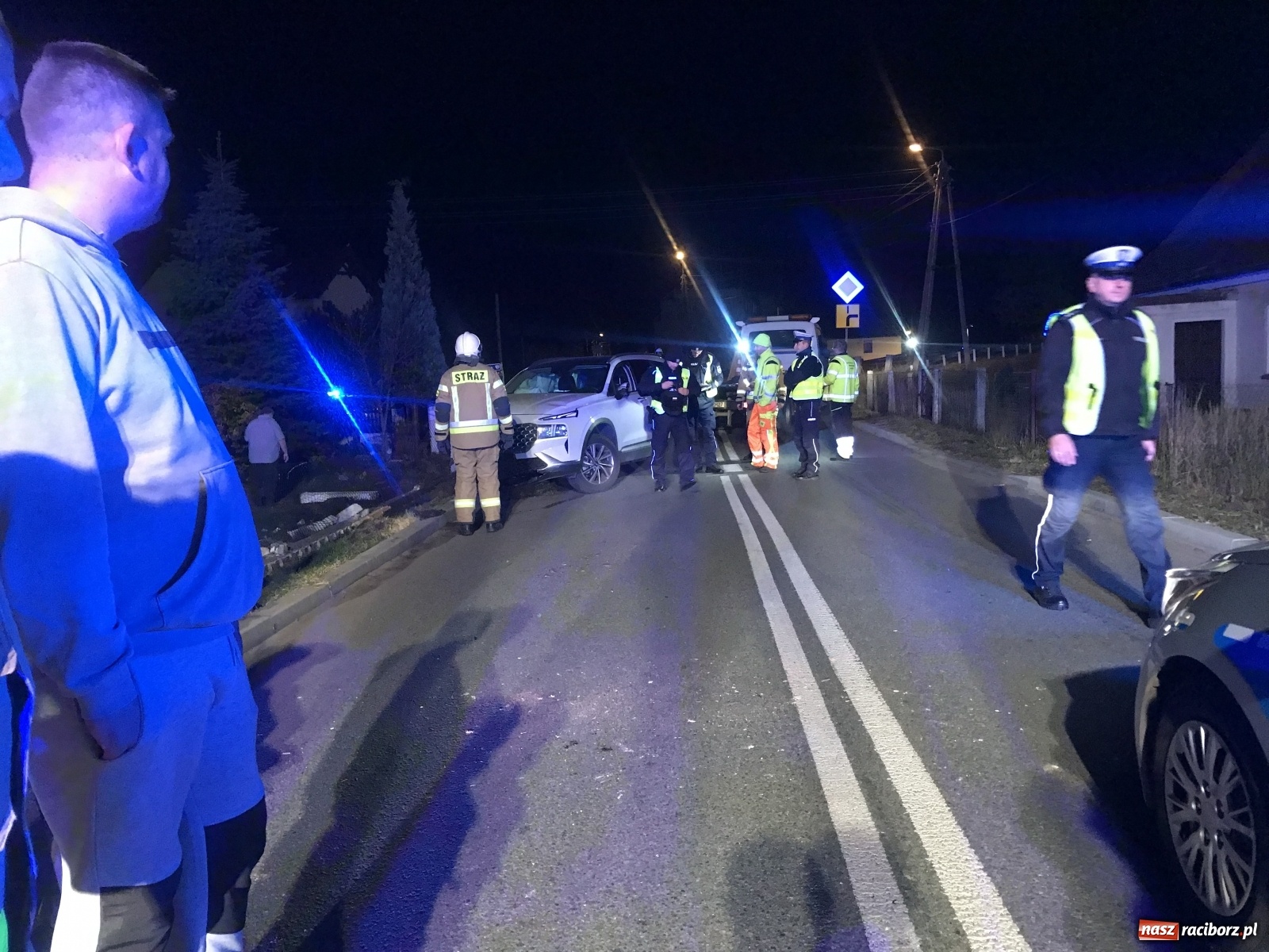Zdjęcie w galerii na portalu naszraciborz.pl: Nietrzeźwy kierowca hyundaia staranował ogrodzenie w Nędzy [FOTO] wiadomości z regionu