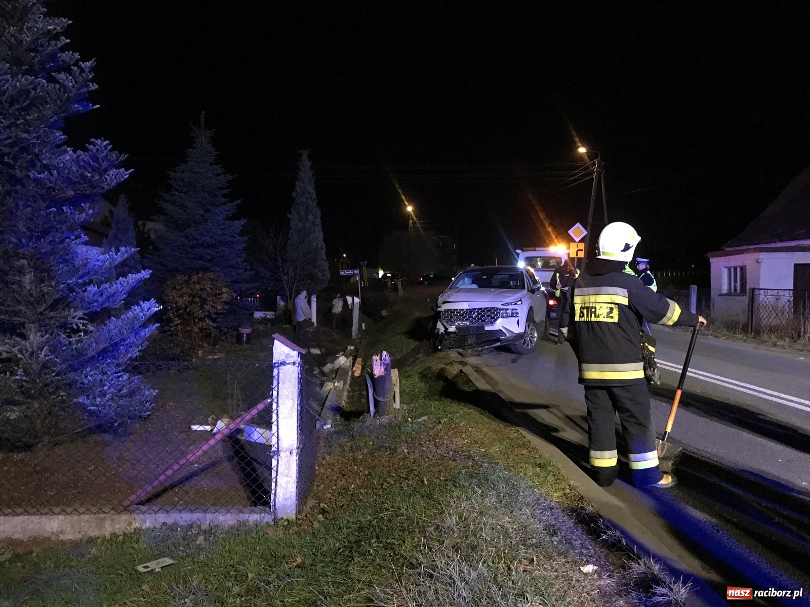 Zdjęcie w galerii na portalu naszraciborz.pl: Nietrzeźwy kierowca hyundaia staranował ogrodzenie w Nędzy [FOTO] wiadomości z regionu