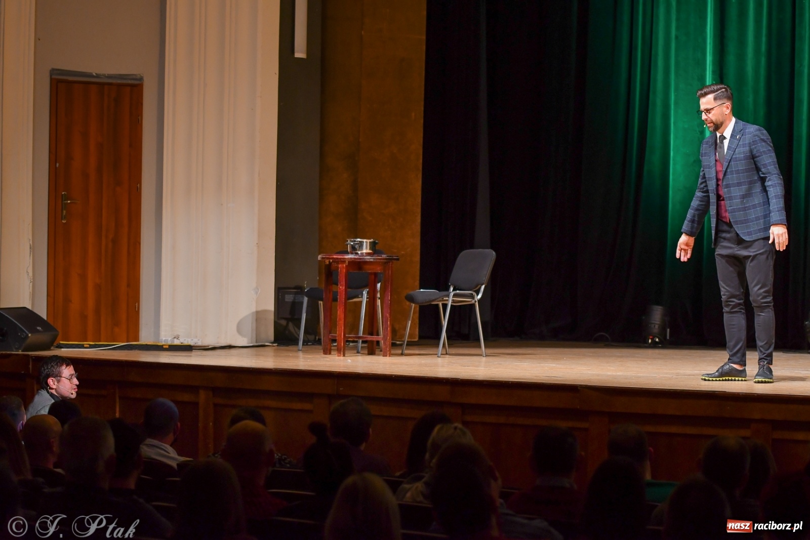 Zdjęcie w galerii na portalu naszraciborz.pl: Bez znieczulenia, czyli szczepionka na wirus gorszego nastroju. Paranienormalni w RCK wiadomości z regionu