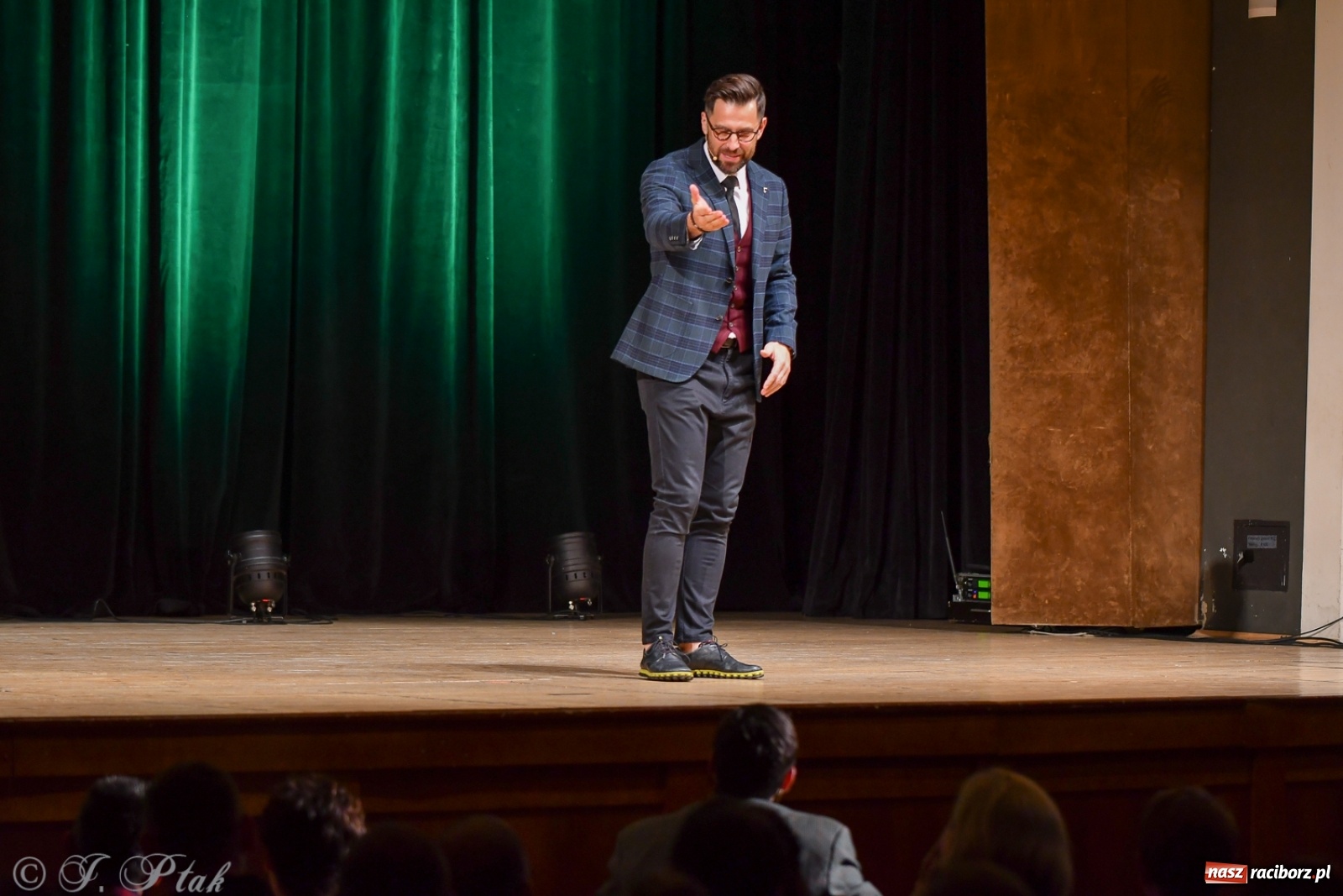 Zdjęcie w galerii na portalu naszraciborz.pl: Bez znieczulenia, czyli szczepionka na wirus gorszego nastroju. Paranienormalni w RCK wiadomości z regionu