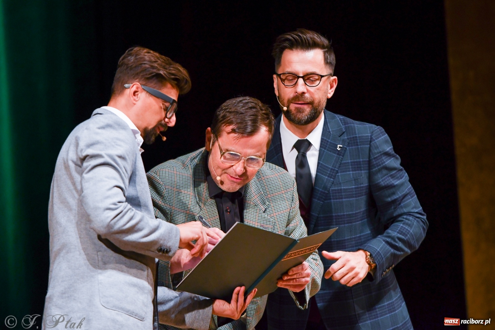 Zdjęcie w galerii na portalu naszraciborz.pl: Bez znieczulenia, czyli szczepionka na wirus gorszego nastroju. Paranienormalni w RCK wiadomości z regionu