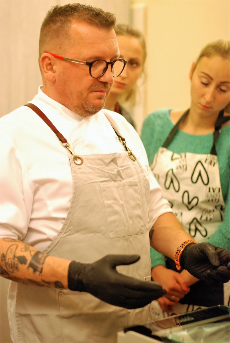 Zdjęcie w galerii na portalu naszraciborz.pl: Feeria smaków i zapachów w Nędzy. Warsztaty kulinarne z Danielem Jakubcem wiadomości z regionu