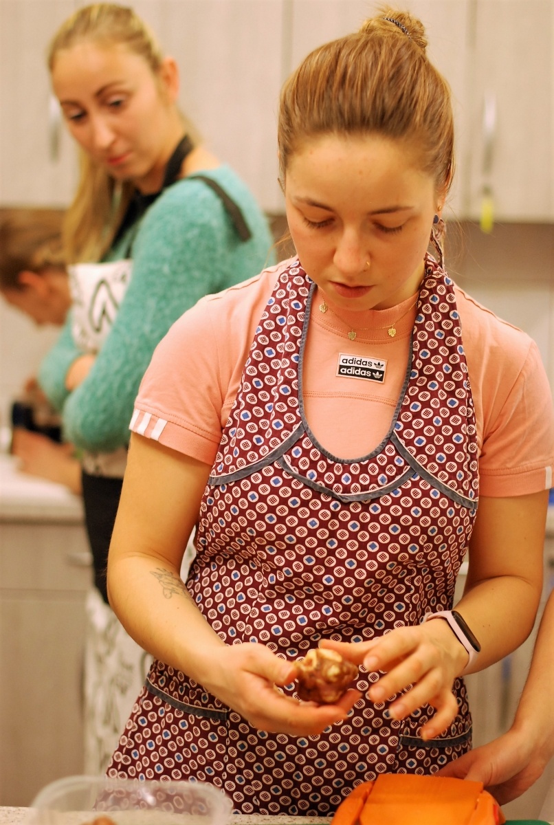 Zdjęcie w galerii na portalu naszraciborz.pl: Feeria smaków i zapachów w Nędzy. Warsztaty kulinarne z Danielem Jakubcem wiadomości z regionu