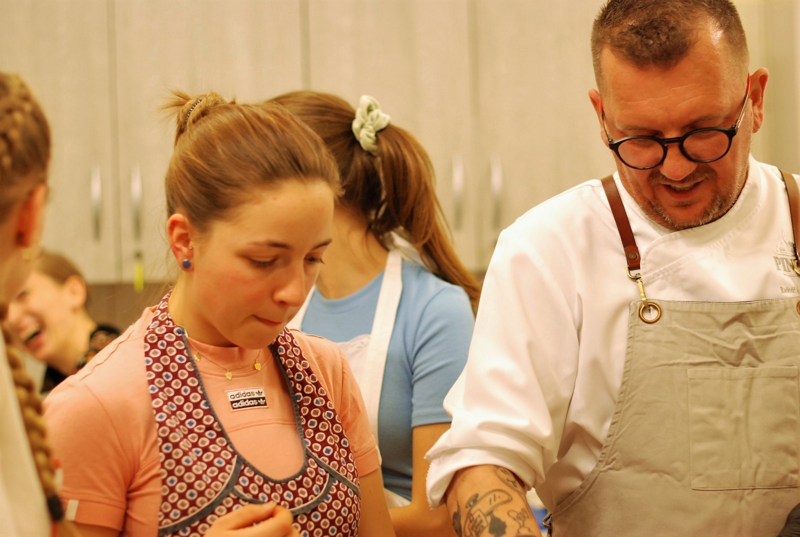Zdjęcie w galerii na portalu naszraciborz.pl: Feeria smaków i zapachów w Nędzy. Warsztaty kulinarne z Danielem Jakubcem wiadomości z regionu