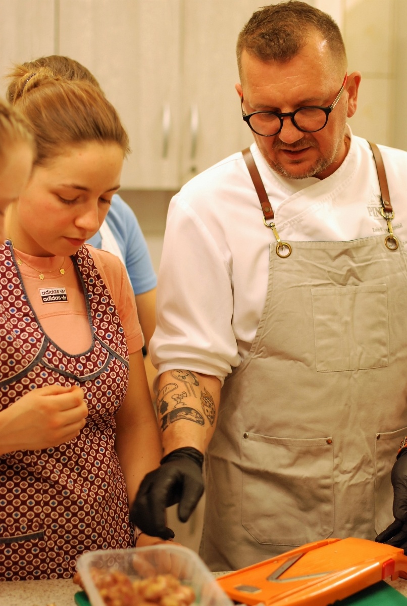 Zdjęcie w galerii na portalu naszraciborz.pl: Feeria smaków i zapachów w Nędzy. Warsztaty kulinarne z Danielem Jakubcem wiadomości z regionu