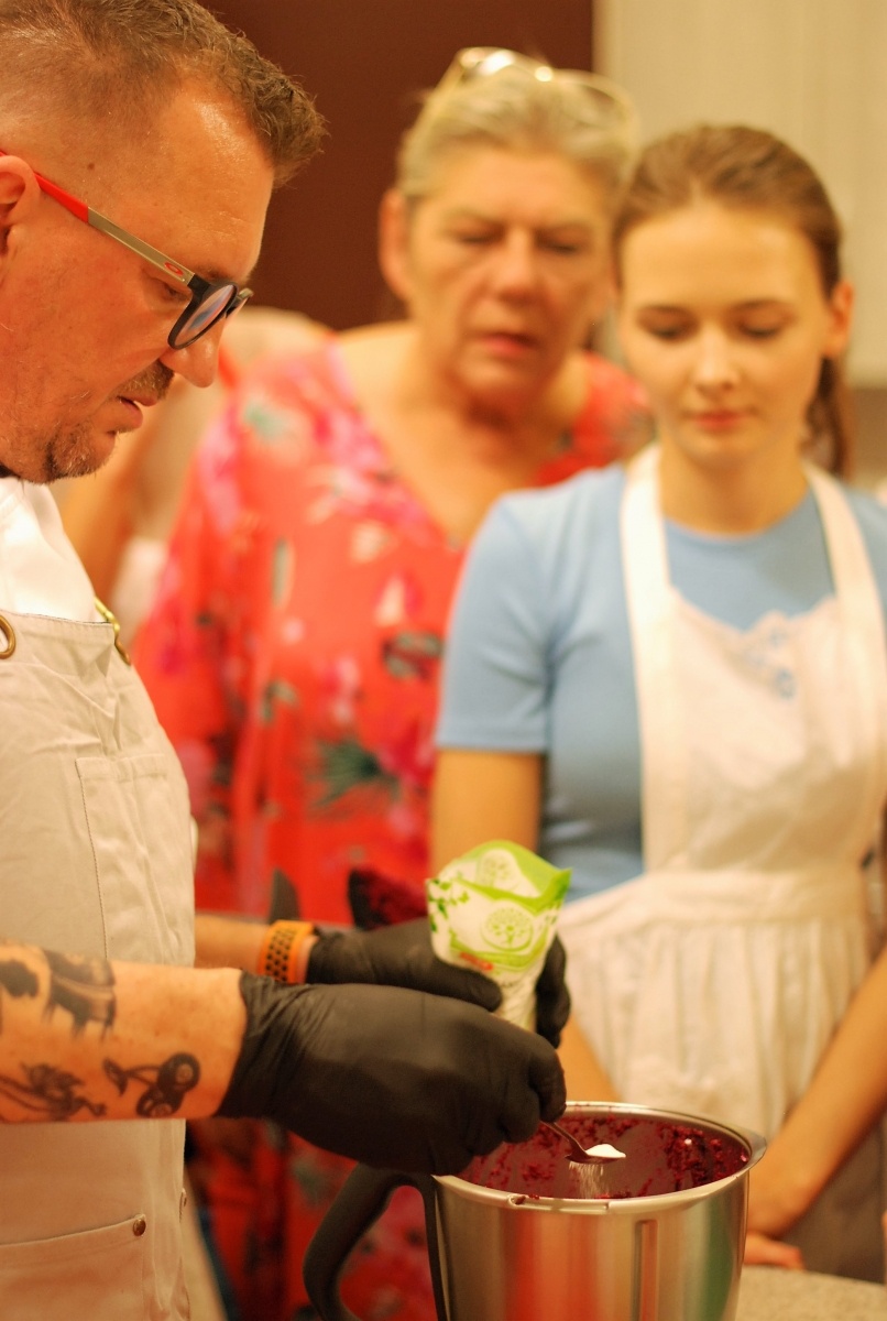 Zdjęcie w galerii na portalu naszraciborz.pl: Feeria smaków i zapachów w Nędzy. Warsztaty kulinarne z Danielem Jakubcem wiadomości z regionu