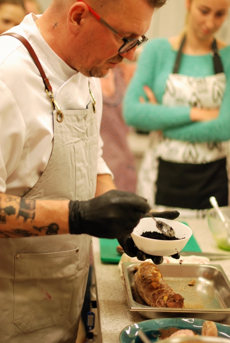 Zdjęcie w galerii na portalu naszraciborz.pl: Feeria smaków i zapachów w Nędzy. Warsztaty kulinarne z Danielem Jakubcem wiadomości z regionu