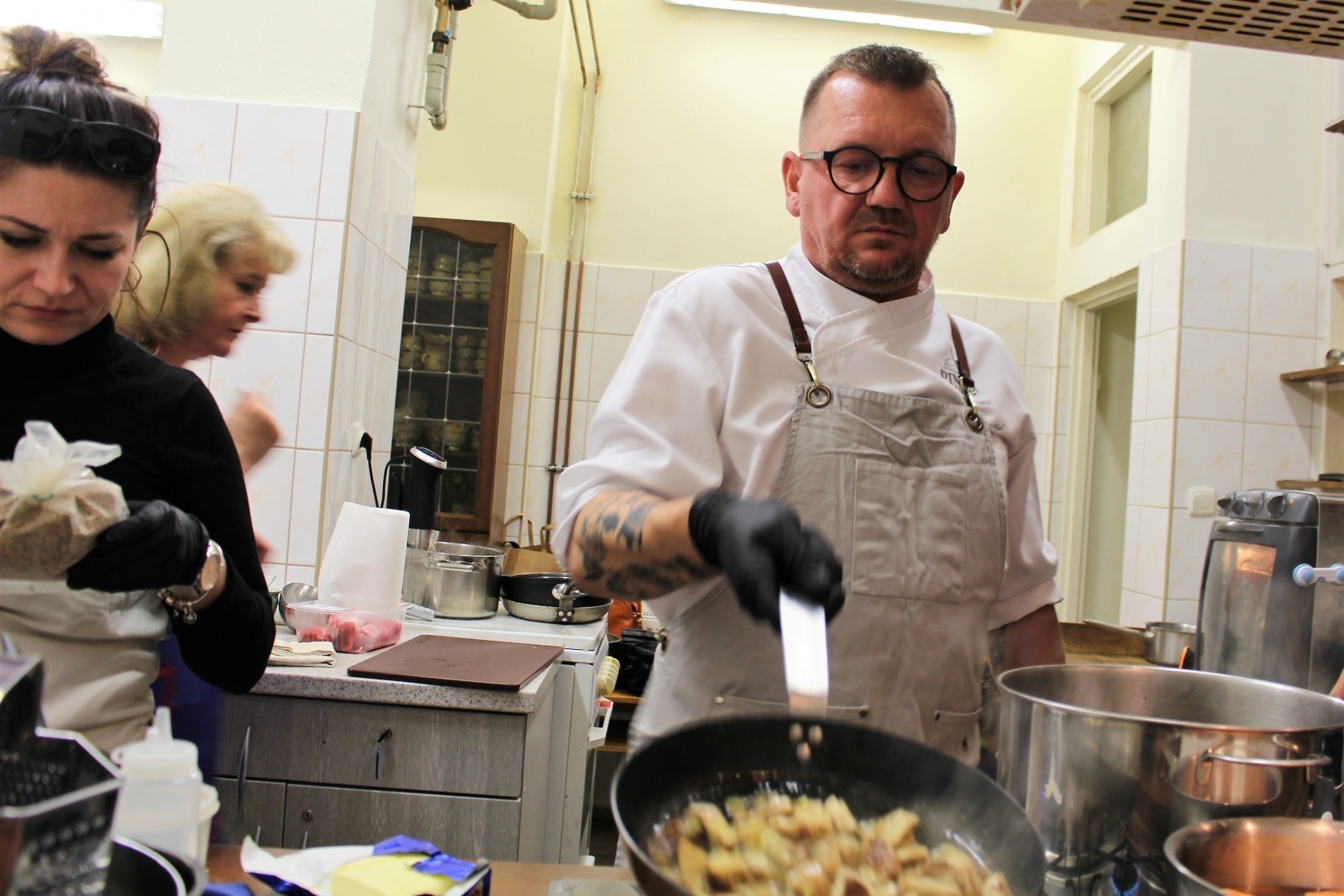 Zdjęcie w galerii na portalu naszraciborz.pl: Feeria smaków i zapachów w Nędzy. Warsztaty kulinarne z Danielem Jakubcem wiadomości z regionu