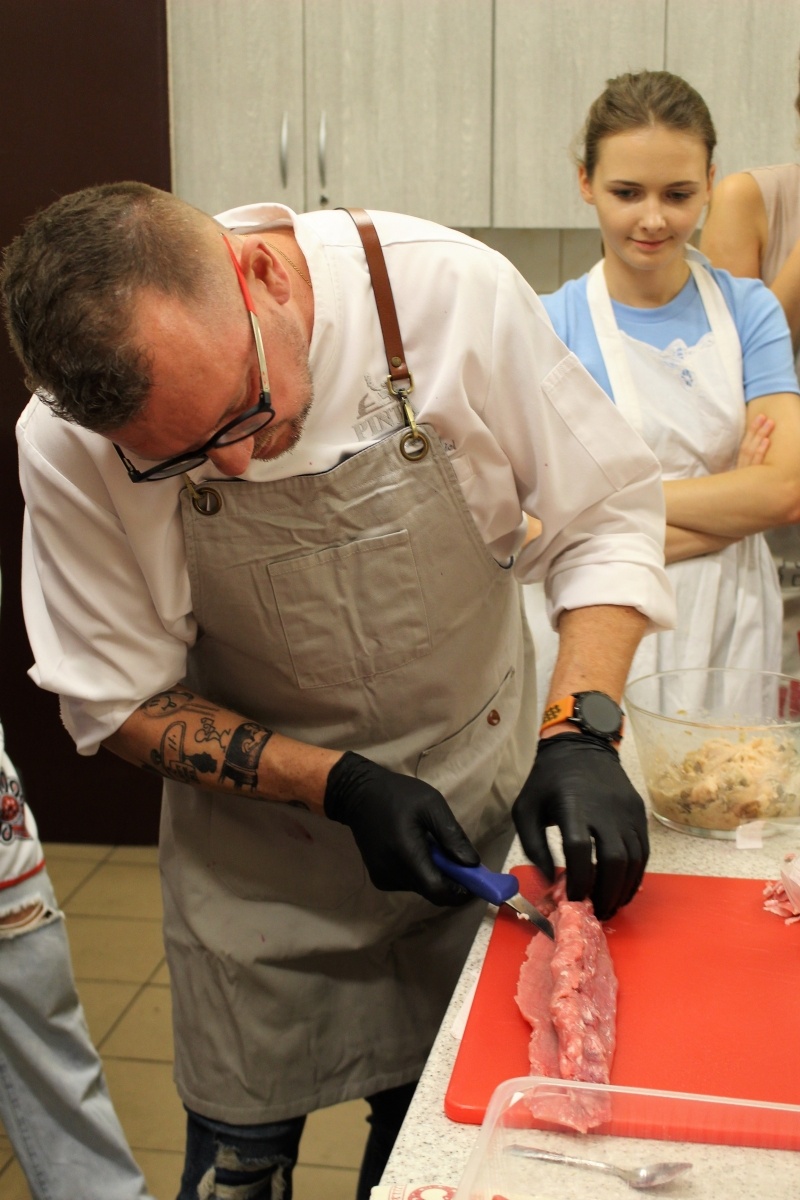 Zdjęcie w galerii na portalu naszraciborz.pl: Feeria smaków i zapachów w Nędzy. Warsztaty kulinarne z Danielem Jakubcem wiadomości z regionu