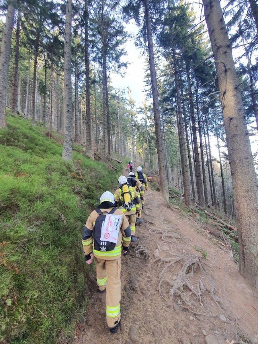 Zdjęcie w galerii na portalu naszraciborz.pl: Strażacy ochotnicy zdobyli Królową Beskidów [FOTO] wiadomości z regionu