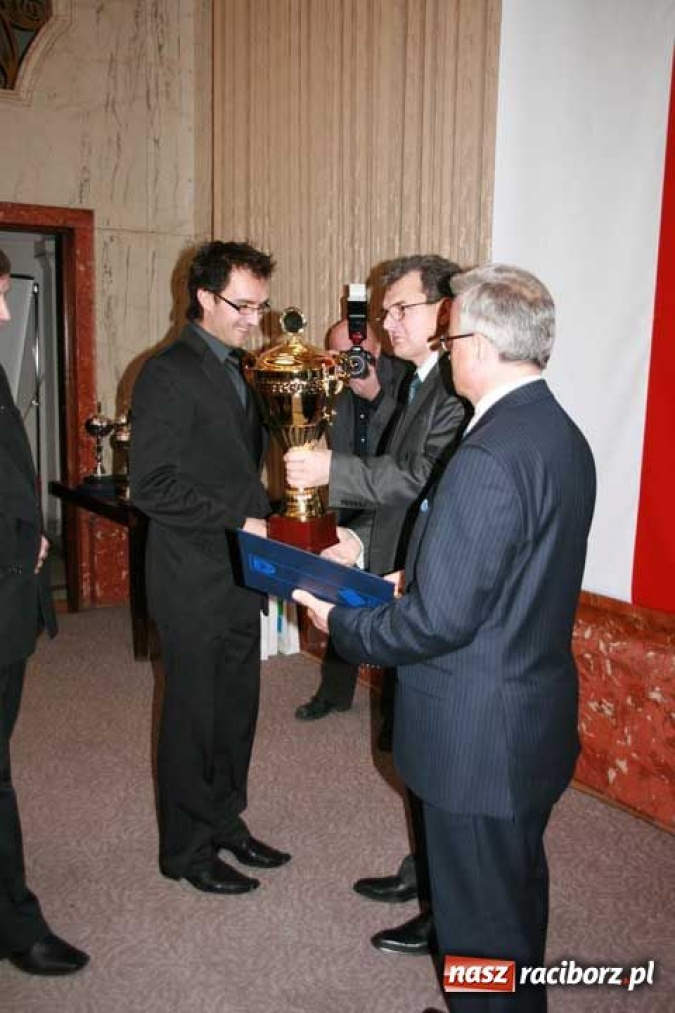 Zdjęcie w galerii na portalu naszraciborz.pl: Puchar dojechał już do Tworkowa wiadomości z regionu