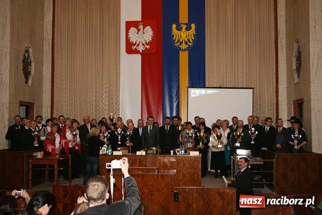 Zdjęcie w galerii na portalu naszraciborz.pl: Puchar dojechał już do Tworkowa wiadomości z regionu