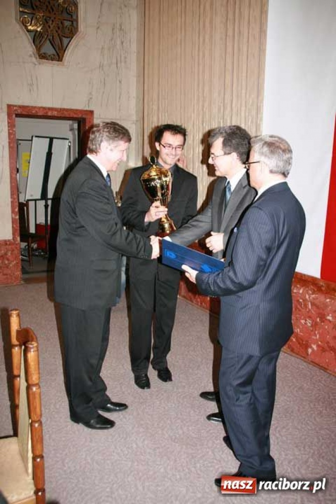 Zdjęcie w galerii na portalu naszraciborz.pl: Puchar dojechał już do Tworkowa wiadomości z regionu