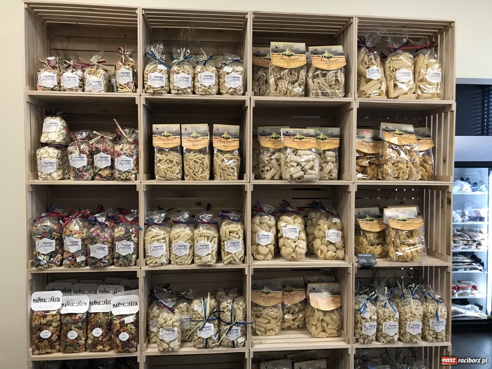 Zdjęcie w galerii na portalu naszraciborz.pl: Kolejne nowości z Italii na półkach raciborskiego sklepu Oliwa i Wino Gelatopiu wiadomości z regionu