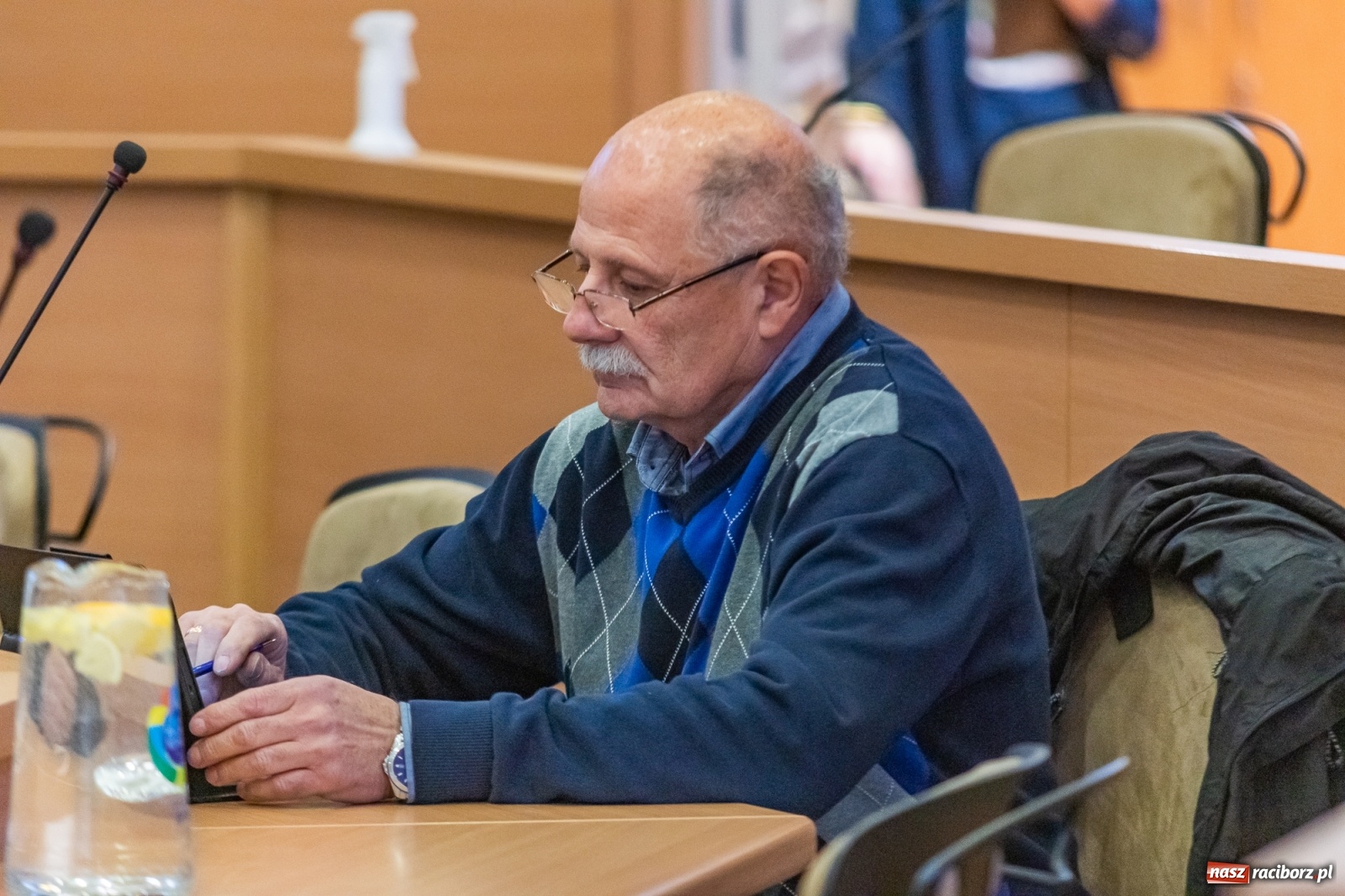Zdjęcie w galerii na portalu naszraciborz.pl: Żarty, wzburzenie, ignorancja i kolana. Pyskówka na komisji Rady Miasta wiadomości z regionu