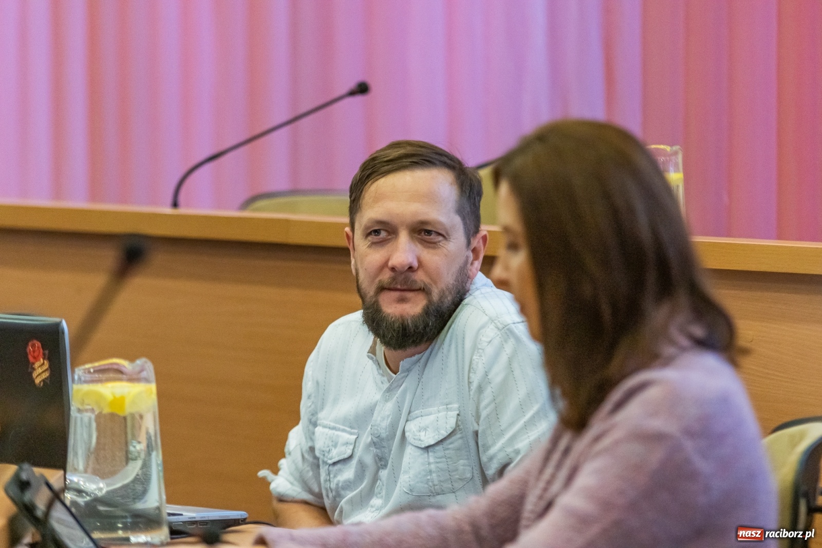 Zdjęcie w galerii na portalu naszraciborz.pl: Żarty, wzburzenie, ignorancja i kolana. Pyskówka na komisji Rady Miasta wiadomości z regionu