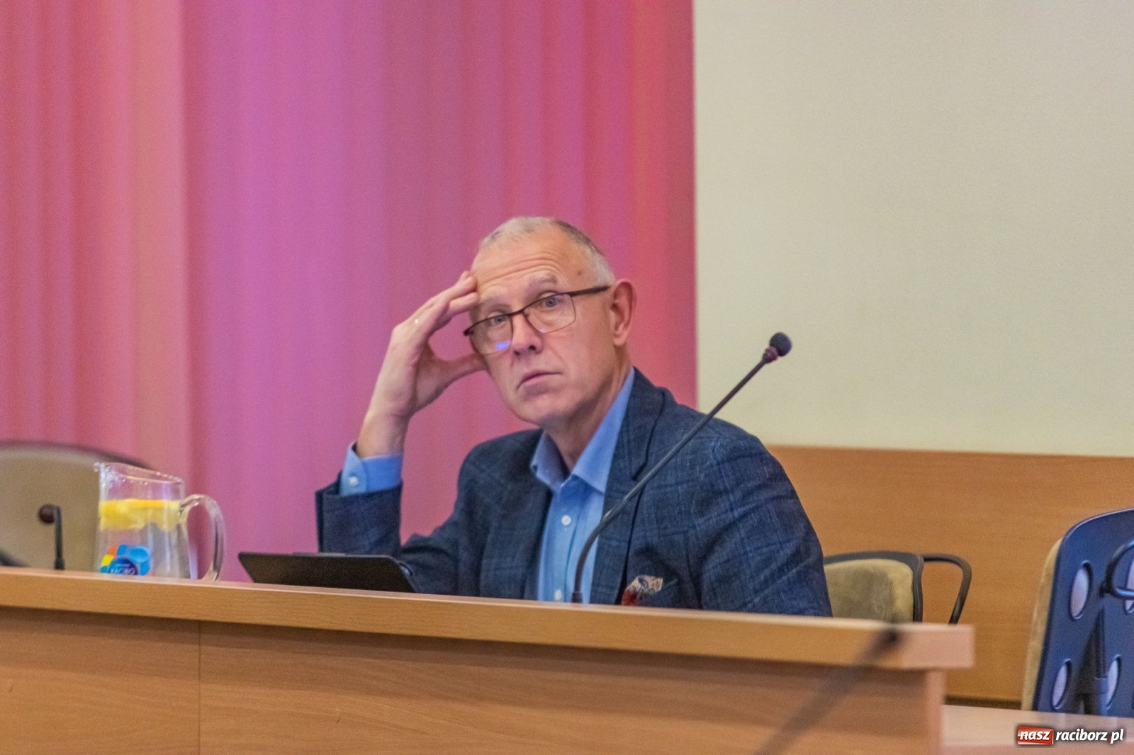 Zdjęcie w galerii na portalu naszraciborz.pl: Żarty, wzburzenie, ignorancja i kolana. Pyskówka na komisji Rady Miasta wiadomości z regionu