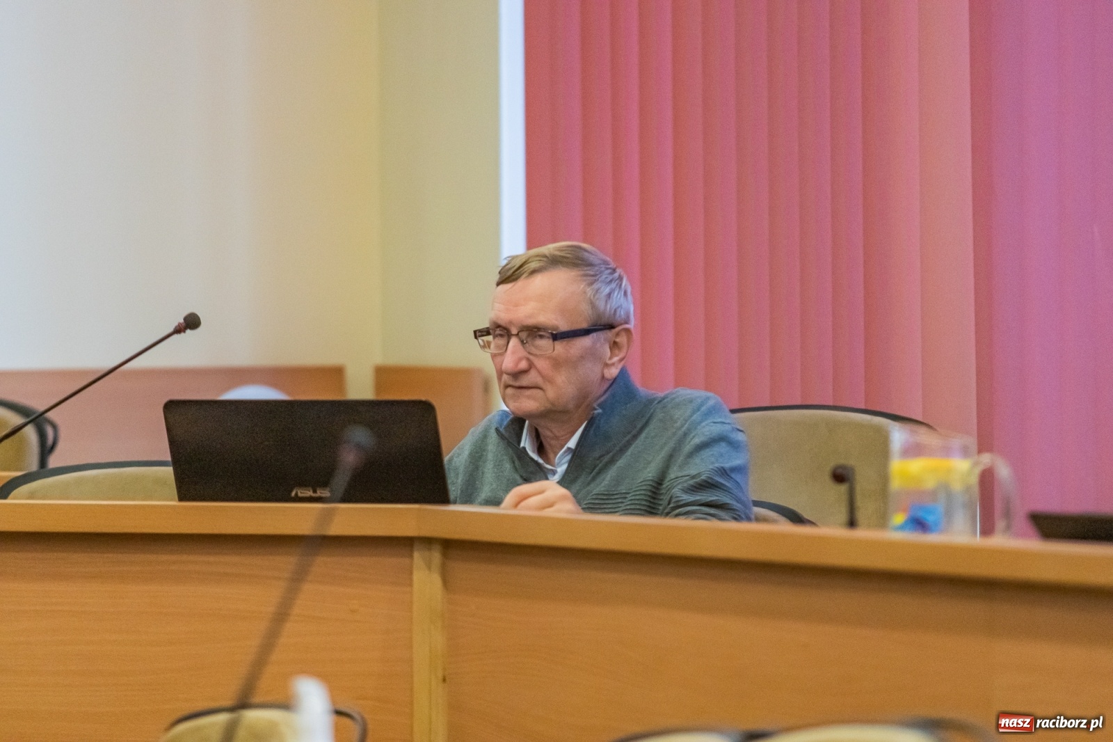 Zdjęcie w galerii na portalu naszraciborz.pl: Żarty, wzburzenie, ignorancja i kolana. Pyskówka na komisji Rady Miasta wiadomości z regionu