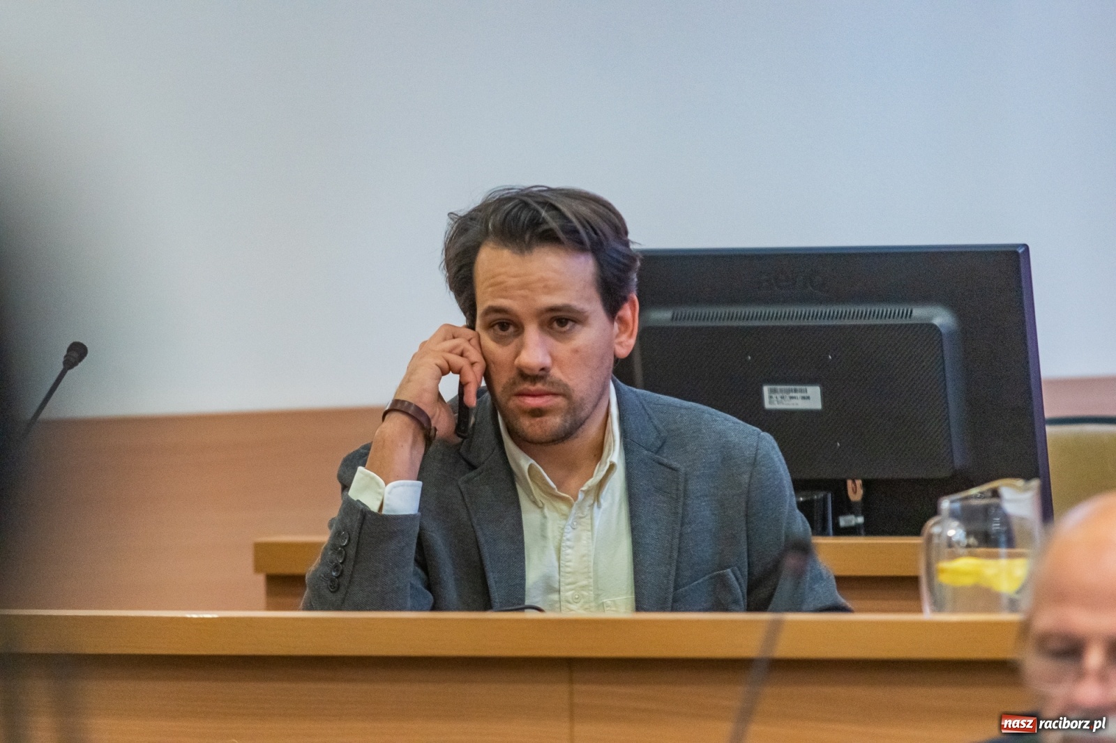 Zdjęcie w galerii na portalu naszraciborz.pl: Żarty, wzburzenie, ignorancja i kolana. Pyskówka na komisji Rady Miasta wiadomości z regionu