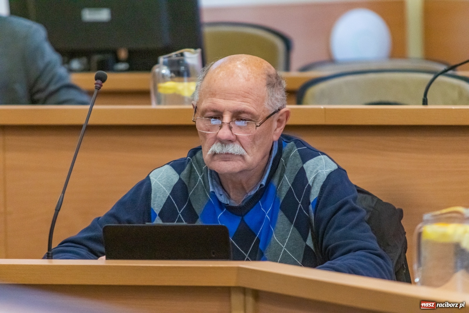 Zdjęcie w galerii na portalu naszraciborz.pl: Żarty, wzburzenie, ignorancja i kolana. Pyskówka na komisji Rady Miasta wiadomości z regionu