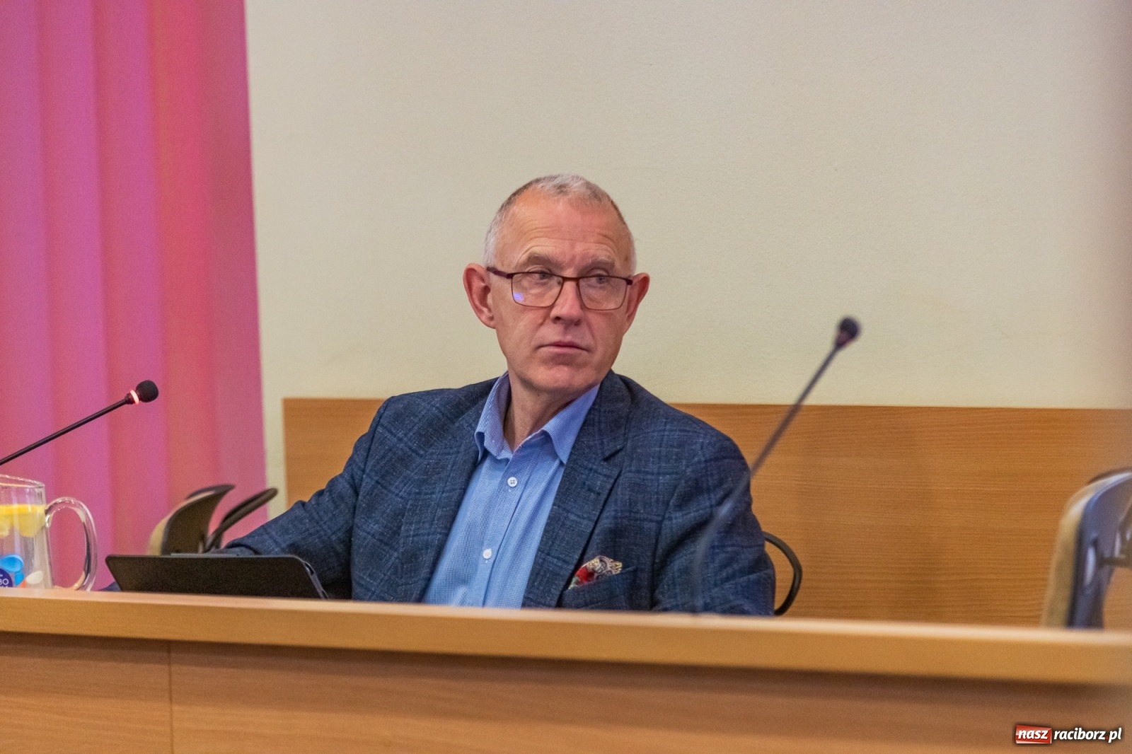 Zdjęcie w galerii na portalu naszraciborz.pl: Żarty, wzburzenie, ignorancja i kolana. Pyskówka na komisji Rady Miasta wiadomości z regionu