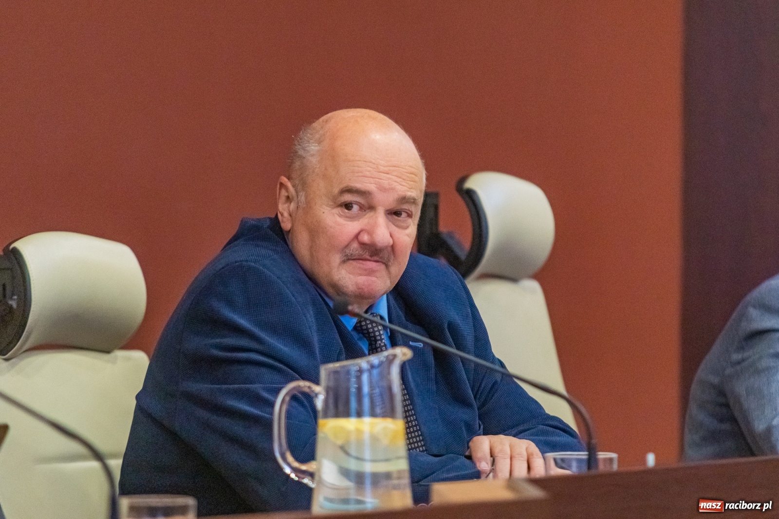 Zdjęcie w galerii na portalu naszraciborz.pl: Żarty, wzburzenie, ignorancja i kolana. Pyskówka na komisji Rady Miasta wiadomości z regionu