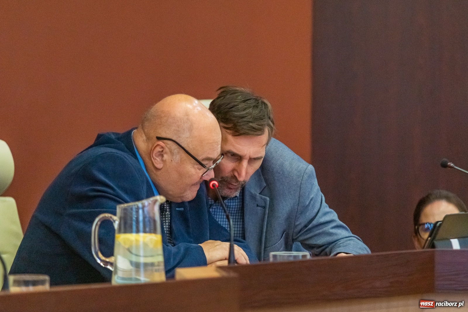 Zdjęcie w galerii na portalu naszraciborz.pl: Żarty, wzburzenie, ignorancja i kolana. Pyskówka na komisji Rady Miasta wiadomości z regionu