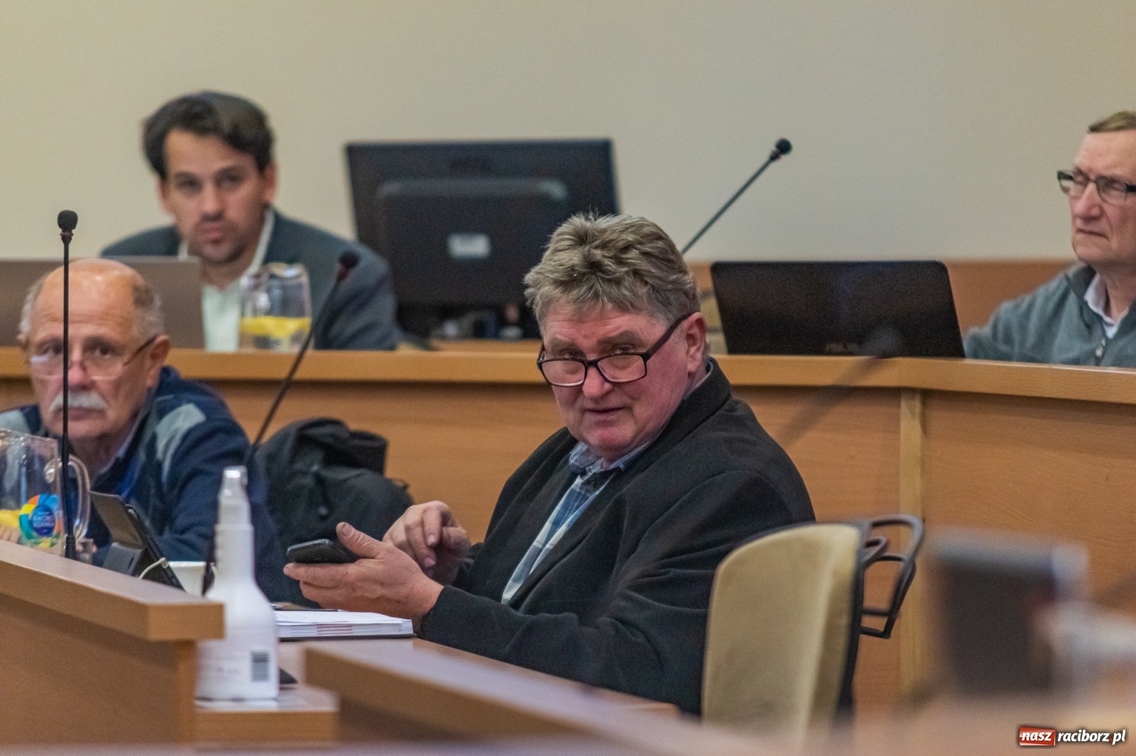 Zdjęcie w galerii na portalu naszraciborz.pl: Żarty, wzburzenie, ignorancja i kolana. Pyskówka na komisji Rady Miasta wiadomości z regionu