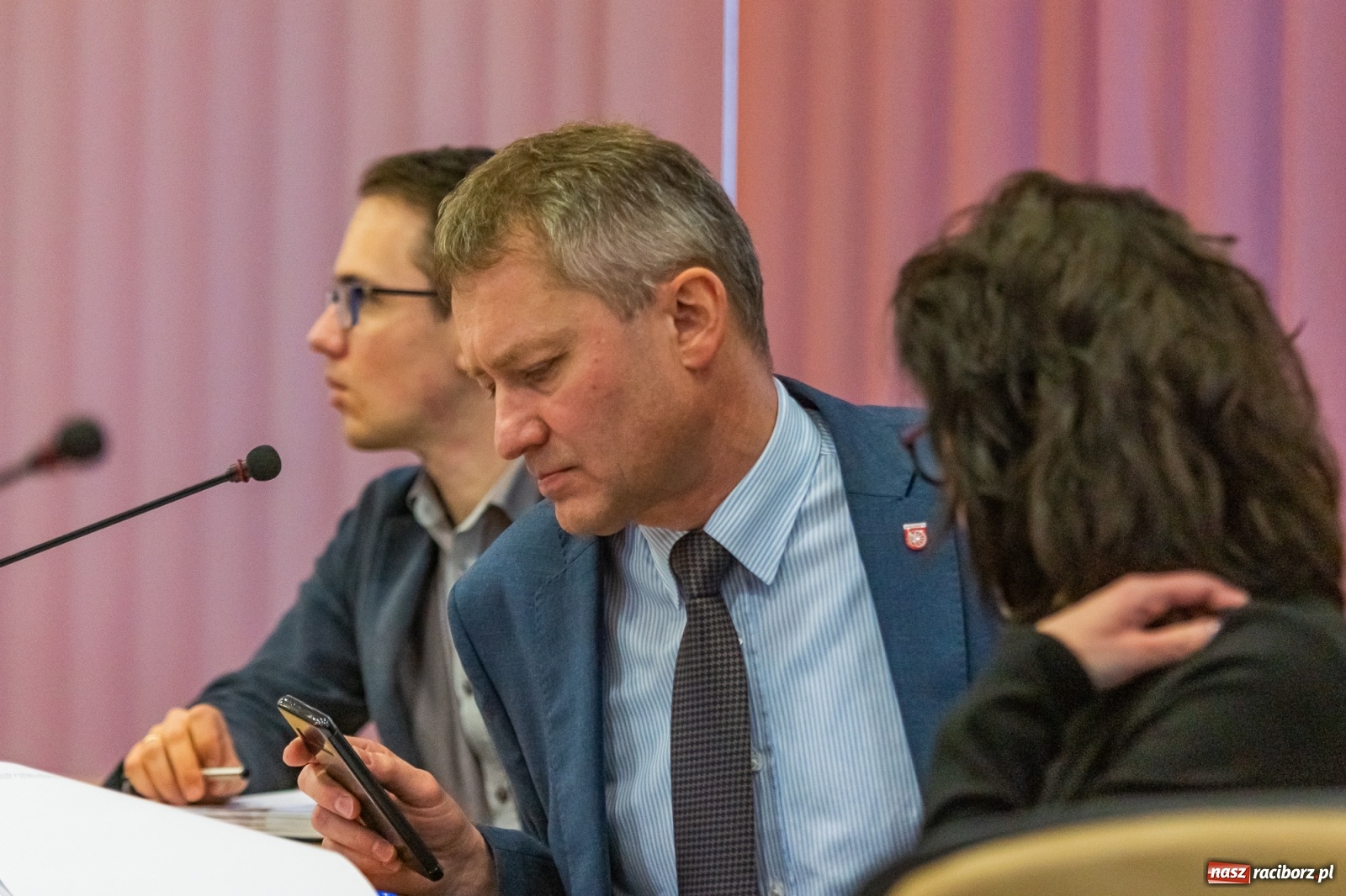 Zdjęcie w galerii na portalu naszraciborz.pl: Żarty, wzburzenie, ignorancja i kolana. Pyskówka na komisji Rady Miasta wiadomości z regionu