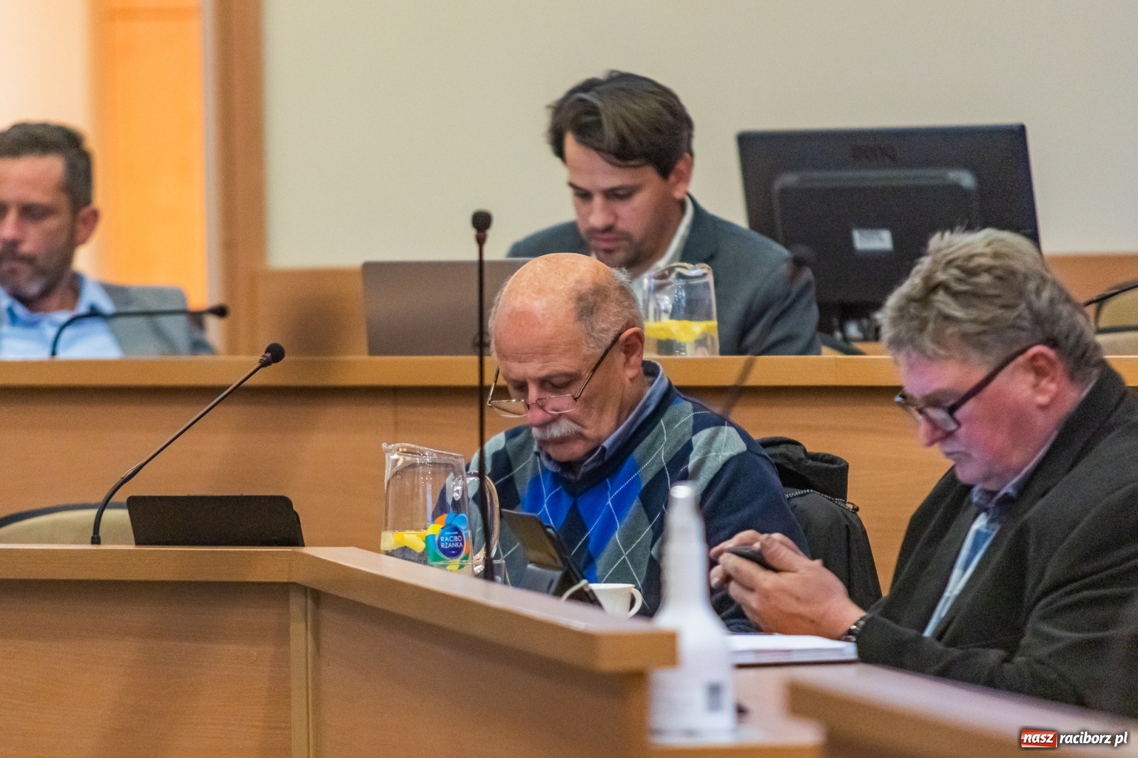 Zdjęcie w galerii na portalu naszraciborz.pl: Żarty, wzburzenie, ignorancja i kolana. Pyskówka na komisji Rady Miasta wiadomości z regionu