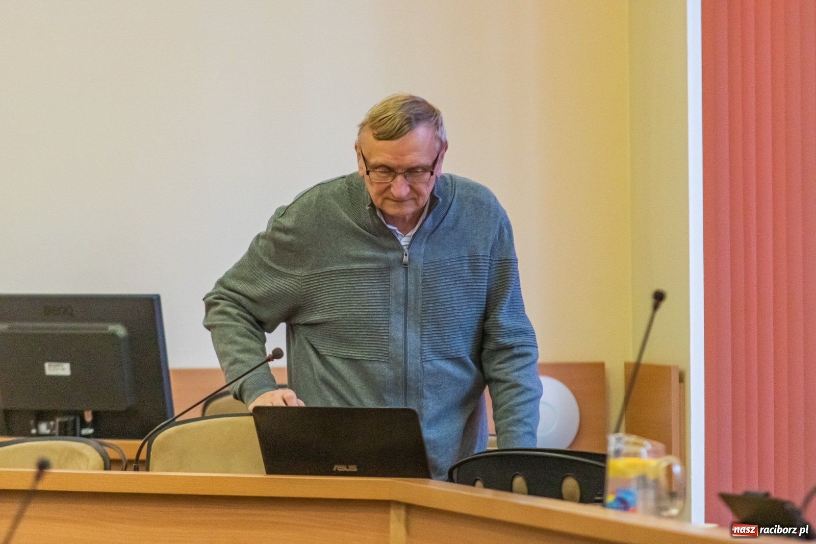 Zdjęcie w galerii na portalu naszraciborz.pl: Żarty, wzburzenie, ignorancja i kolana. Pyskówka na komisji Rady Miasta wiadomości z regionu