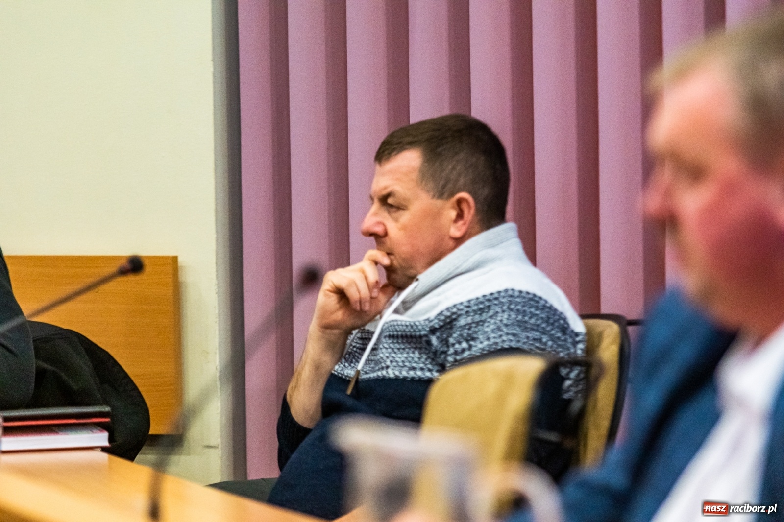 Zdjęcie w galerii na portalu naszraciborz.pl: Żarty, wzburzenie, ignorancja i kolana. Pyskówka na komisji Rady Miasta wiadomości z regionu