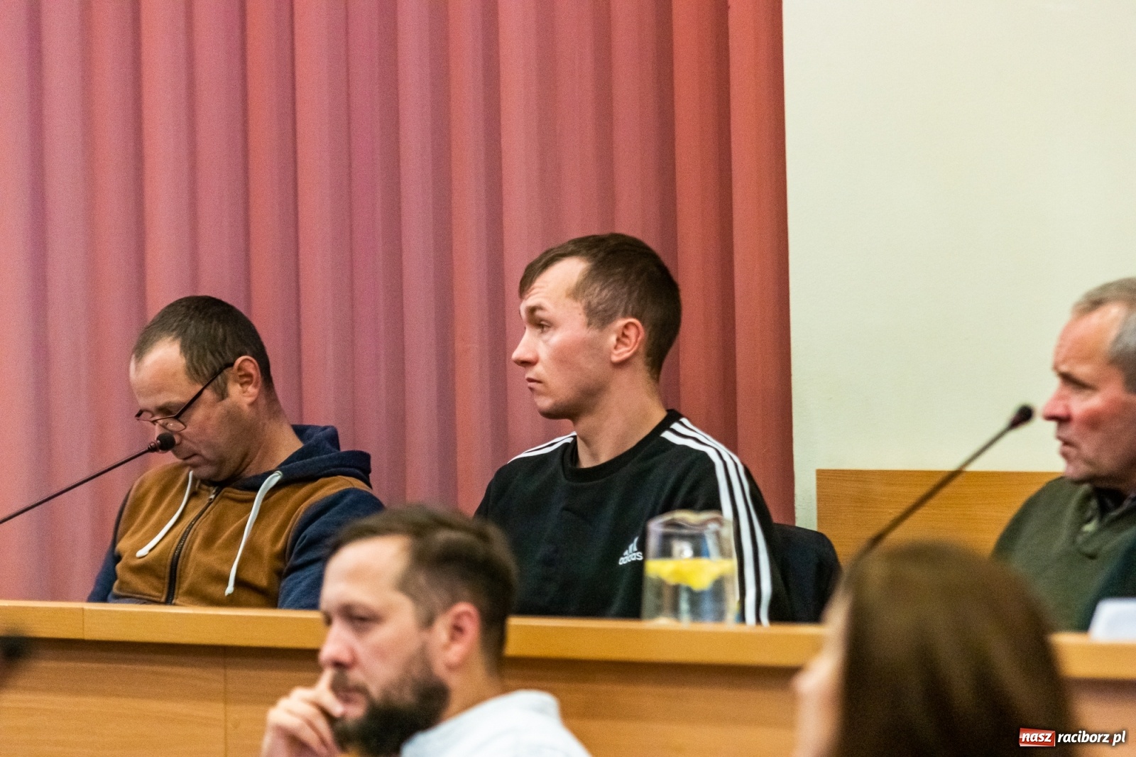 Zdjęcie w galerii na portalu naszraciborz.pl: Żarty, wzburzenie, ignorancja i kolana. Pyskówka na komisji Rady Miasta wiadomości z regionu