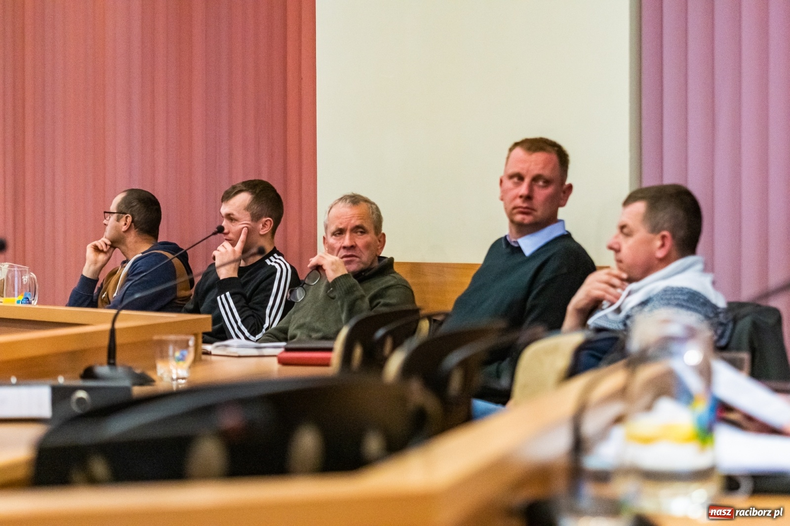 Zdjęcie w galerii na portalu naszraciborz.pl: Żarty, wzburzenie, ignorancja i kolana. Pyskówka na komisji Rady Miasta wiadomości z regionu