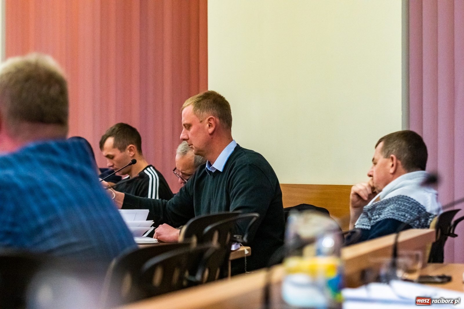 Zdjęcie w galerii na portalu naszraciborz.pl: Żarty, wzburzenie, ignorancja i kolana. Pyskówka na komisji Rady Miasta wiadomości z regionu