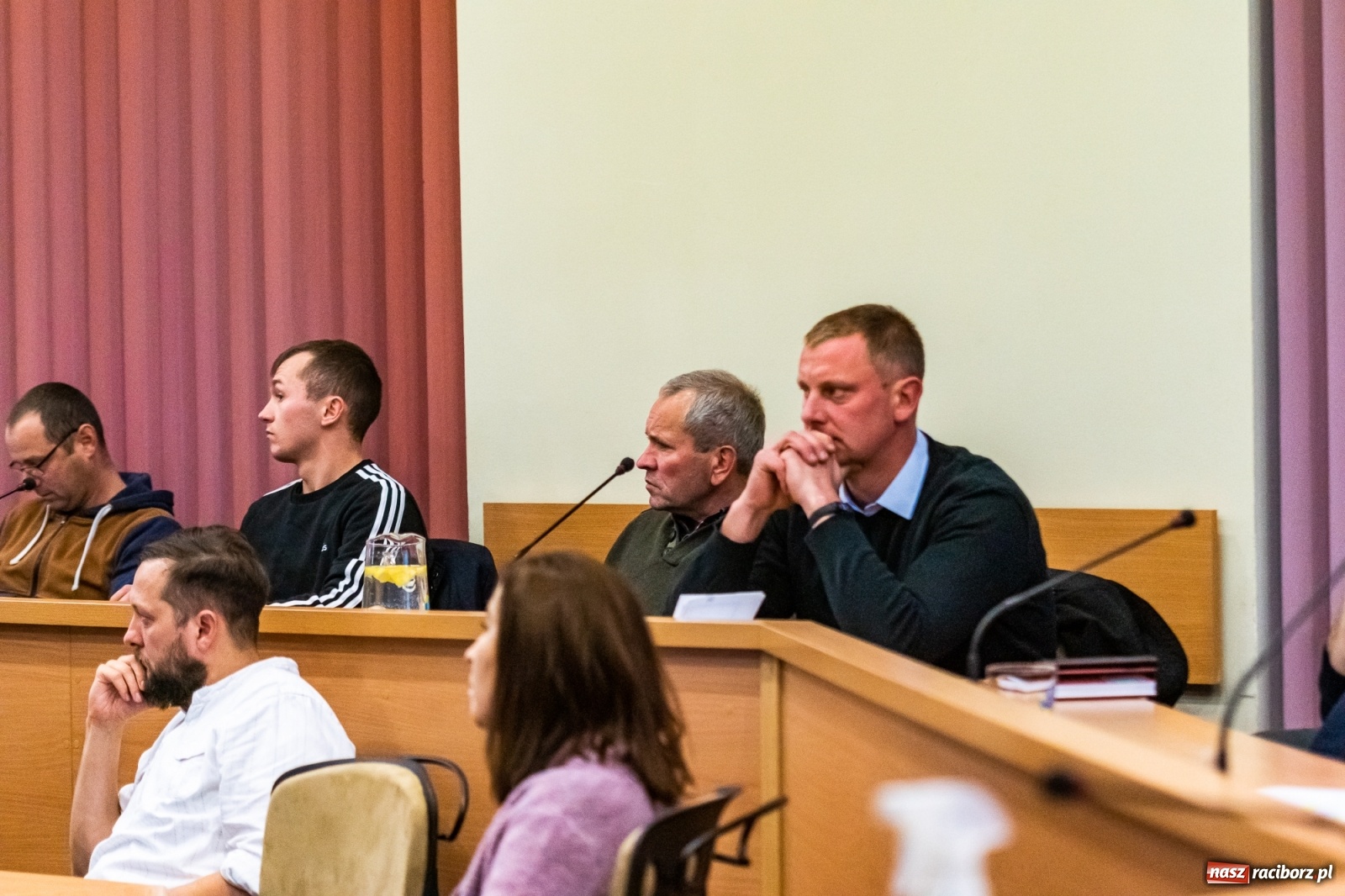 Zdjęcie w galerii na portalu naszraciborz.pl: Żarty, wzburzenie, ignorancja i kolana. Pyskówka na komisji Rady Miasta wiadomości z regionu