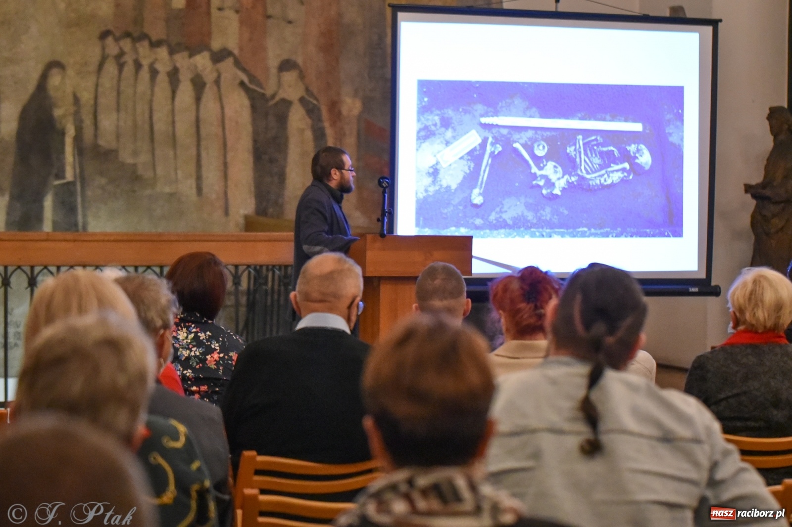 Zdjęcie w galerii na portalu naszraciborz.pl: Od pradziejów do współczesności. O rytuałach pogrzebowych w raciborskim Muzeum wiadomości z regionu