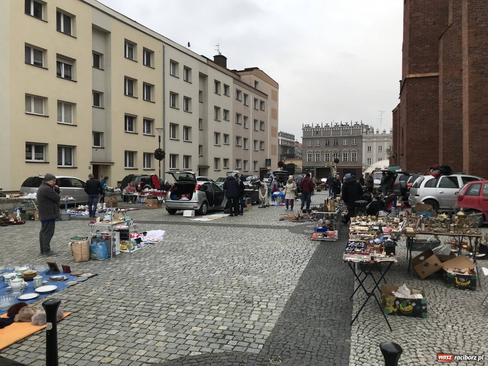 Zdjęcie w galerii na portalu naszraciborz.pl: Plac Dominikański zapełniony. Listopadowy targ staroci wiadomości z regionu