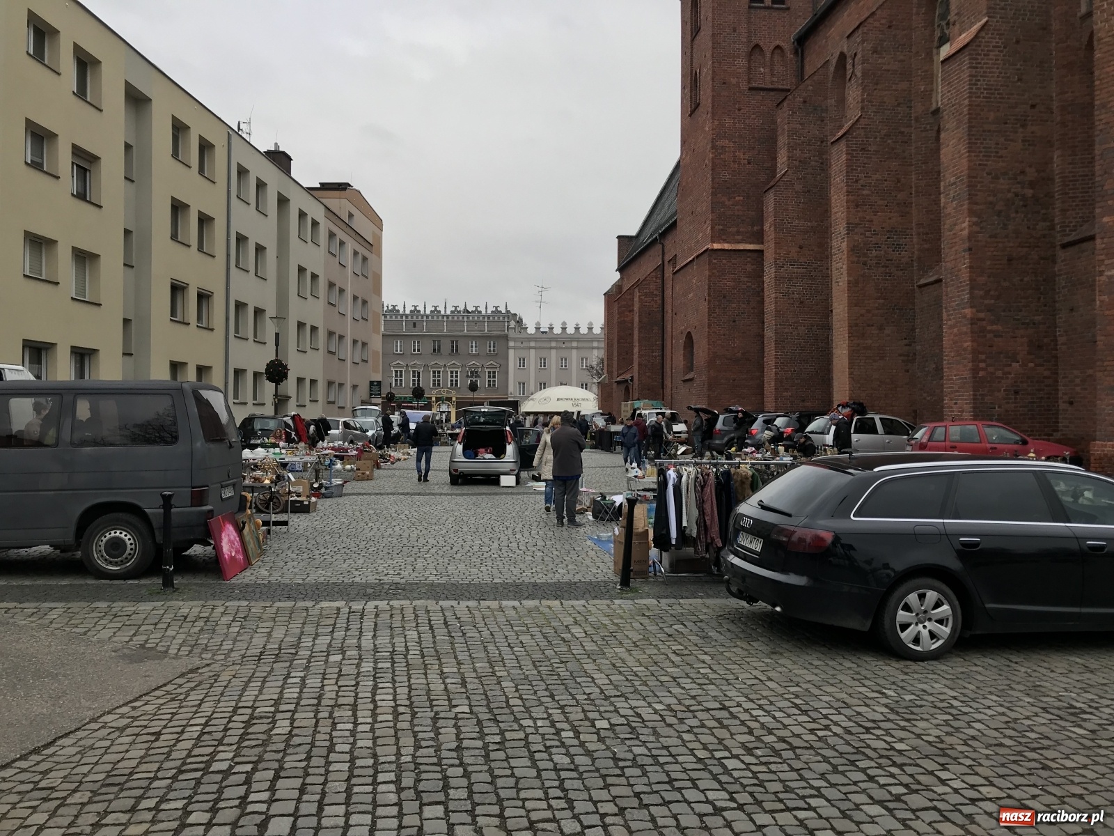 Zdjęcie w galerii na portalu naszraciborz.pl: Plac Dominikański zapełniony. Listopadowy targ staroci wiadomości z regionu